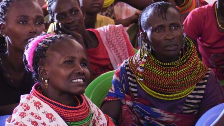 Picture of a group of Ariamawoi villagers.