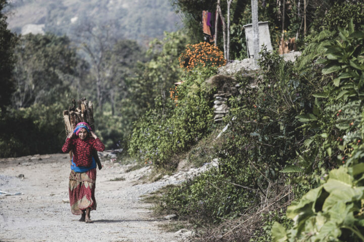 Nainen kantamassa puita Nepalissa.