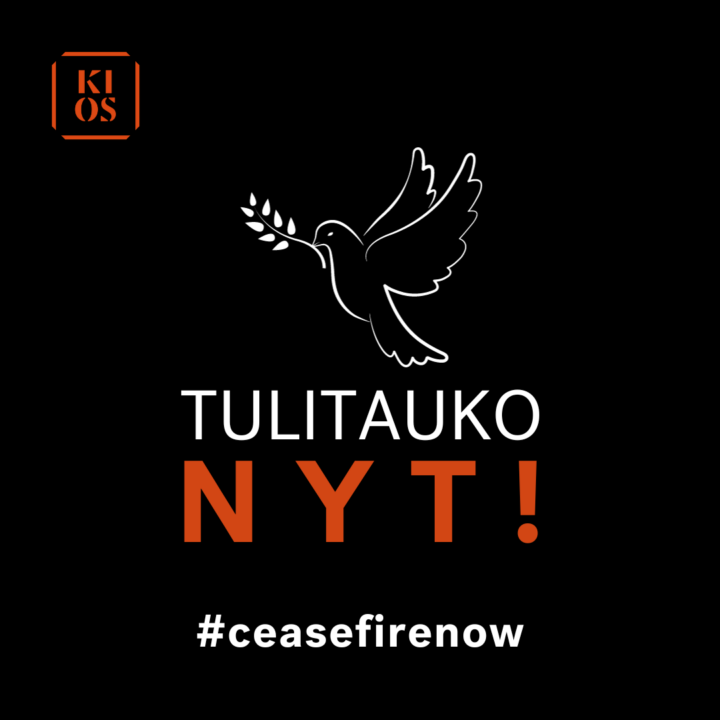 Kuvassa mustalla taustalla valkoisella teksti Tulitauko ja oranssilla Nyt!, jonka jälkeen #ceasefirenow. Tekstin yläpuolella kyyhky oliivinlehtioksa suussa. Vasemmassa yläreunassa oranssi KIOS-logo (teksti KIOS kahdella rivillä kulmista auki olevan neliön keskellä)